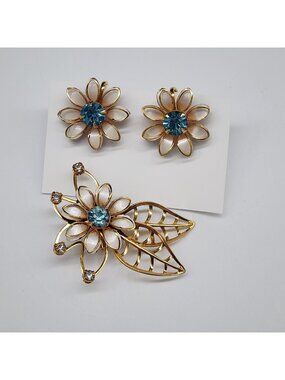 Vintage Gold Tone Enamel Flower Brooch & Clip-On Earrings Blue Rhinestones Bugbe